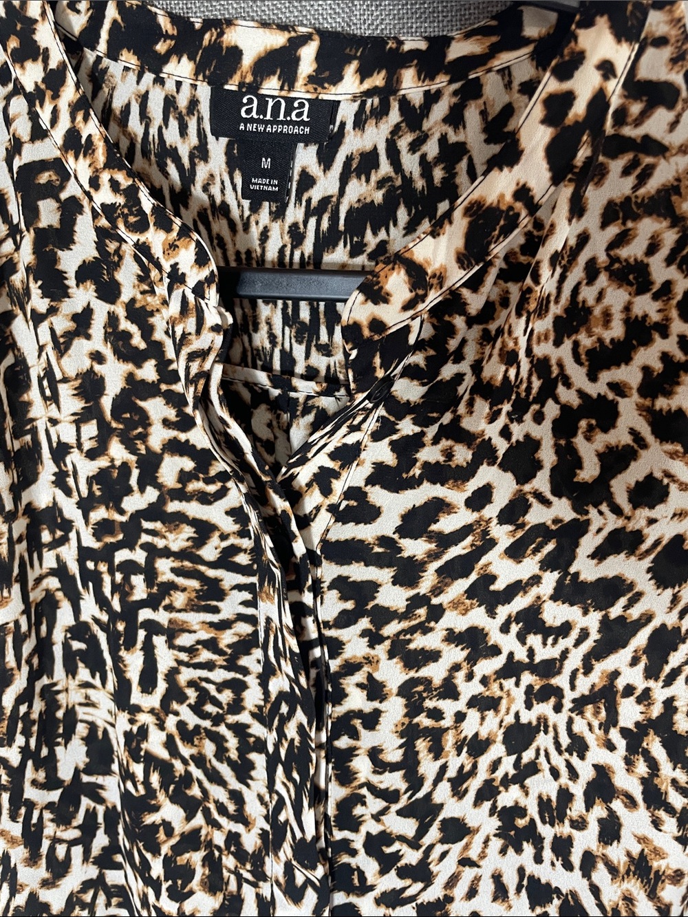a.n.a. Leopard Animal Print V-Neck Blouse Roll Tab Sleeve M - Picture 3 of 9